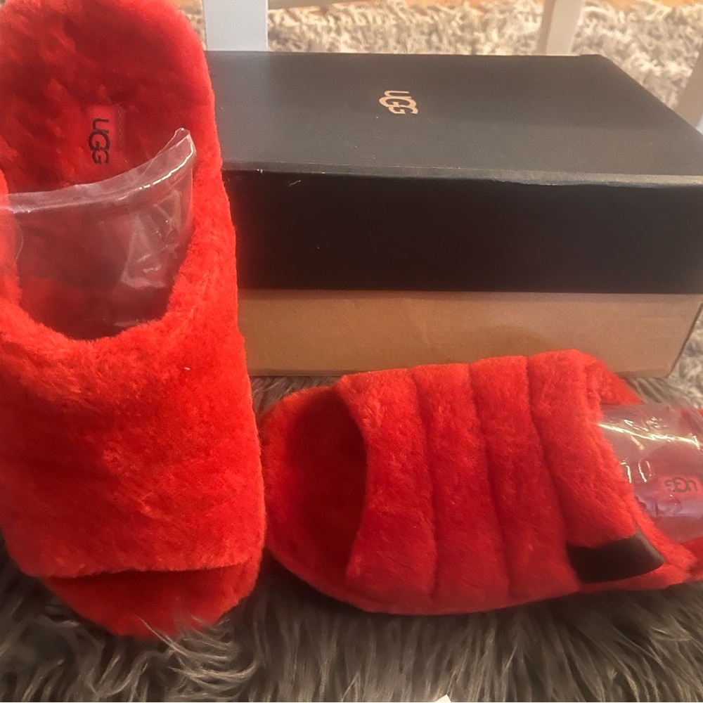 UGG Red Men’s Fluff You slippers . Comfy , warm and stylish . - Picture 9 of 10